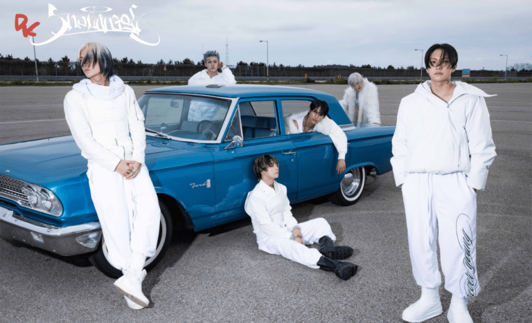Les membre de JustB sur une voiture bleue