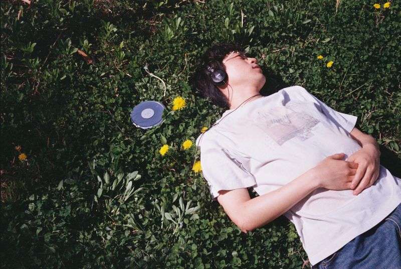 Dailog dans l'herbe avec un CD player pour jouer son albul Cantabile.